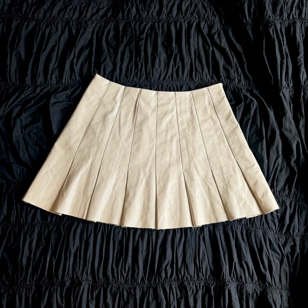 FAUX LEATHER CREAM PLEATED SKIRT